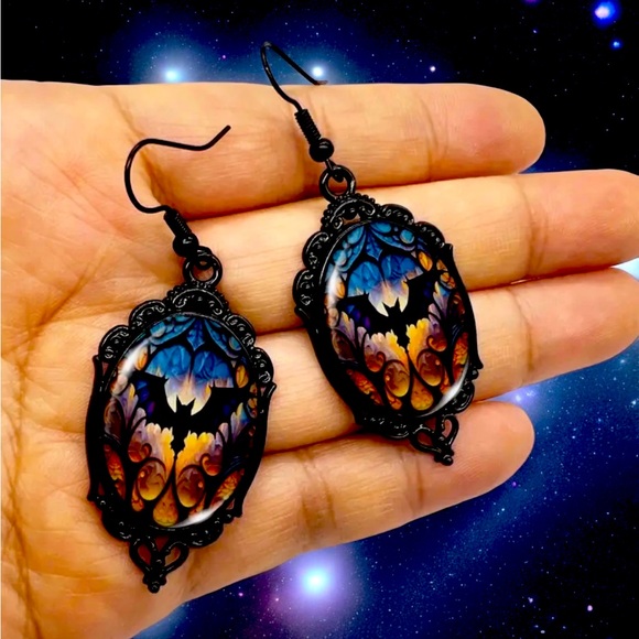 Vintage Cameo Style Gothic Bat‎ Earrings Glass Encased Alloy & Iron Hook - Picture 8 of 10